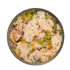 Kakato Chicken & Vegetables wet cat food with shredded chicken and mixed vegetables in a can